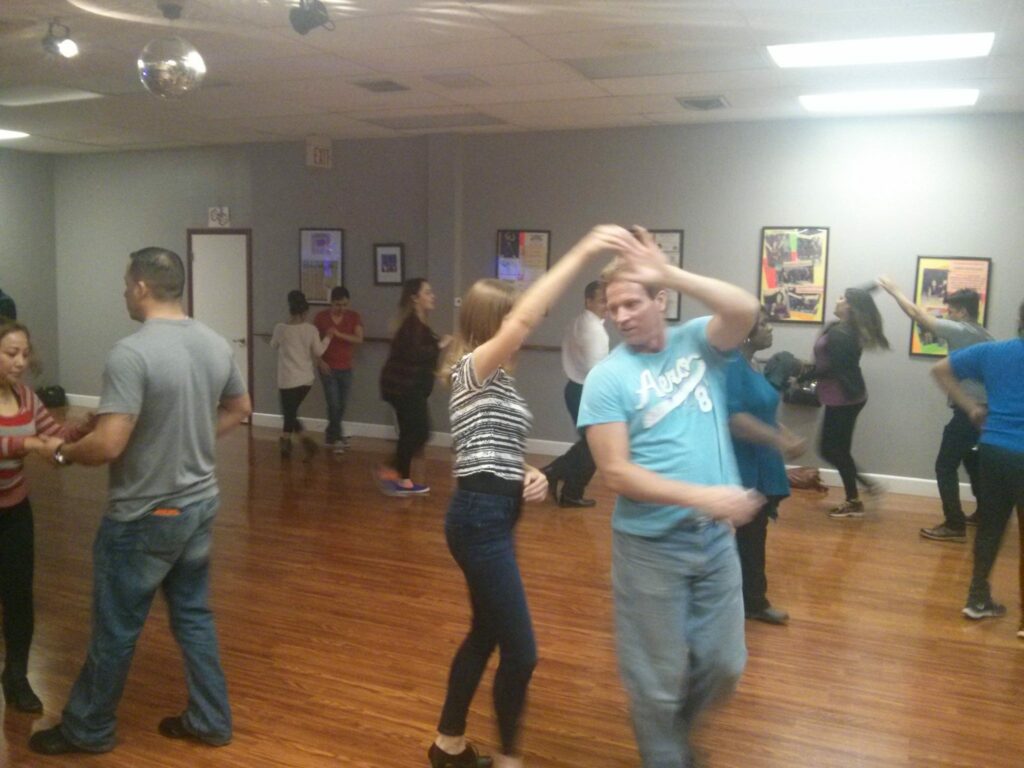 Couples dancing at Impulso Dance lesson